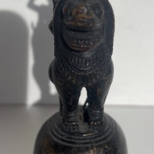 Inde Népal cloche rituelle Ghanta bronze XIXe siècle divinité sur lion Simha