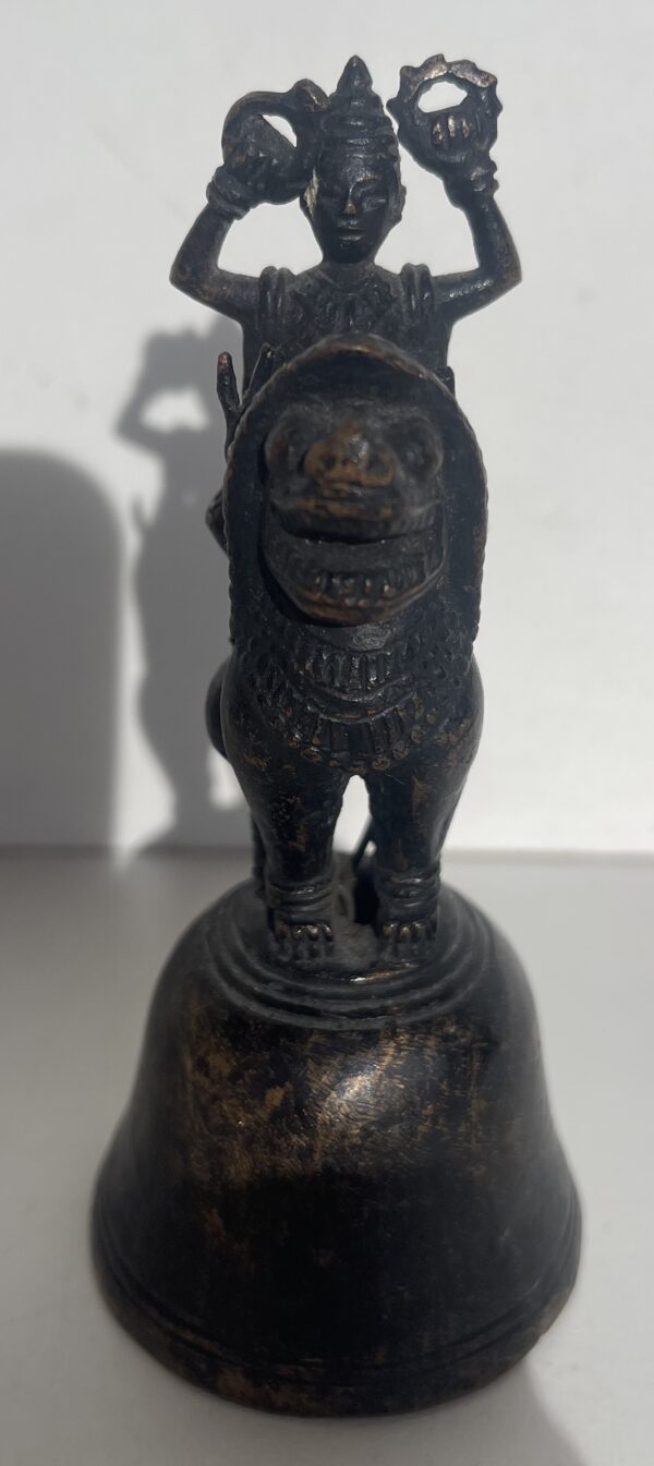 Inde Népal cloche rituelle Ghanta bronze XIXe siècle divinité sur lion Simha