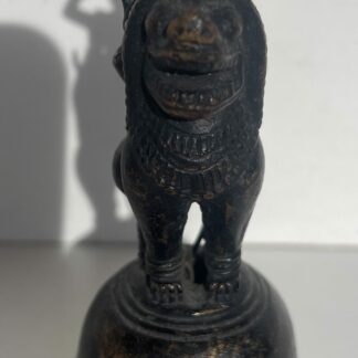 Inde Népal Cloche rituelle Ghanta bronze XIXe siècle divinité sur lion Simha