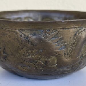 Chine bol en cuivre repoussé au dragon et perle sacrée fin XIXe ou début XX