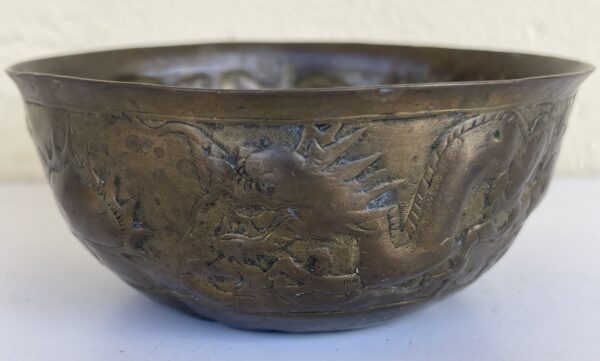 Chine bol en cuivre repoussé au dragon et perle sacrée fin XIXe ou début XX