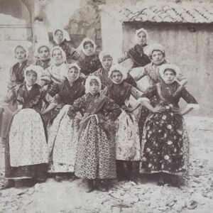 Photographie albuminée Adolphe Terris Marseille jeunes filles costume provençal vers 1865