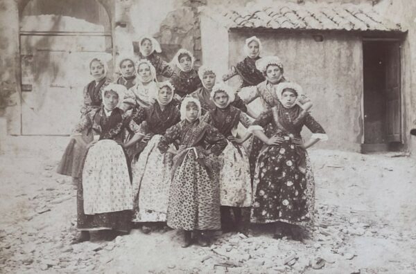 Photographie albuminée Adolphe Terris Marseille jeunes filles costume provençal vers 1865