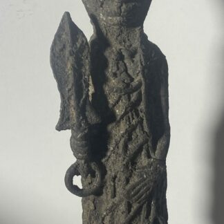 Oba en bronze à patine sombre avec coiffe ouvragée et vêtement décoré sur socle en bois de style Bénin.