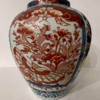 Vase en porcelaine Imari Japon décor de papillons papillon XIXe butterfly