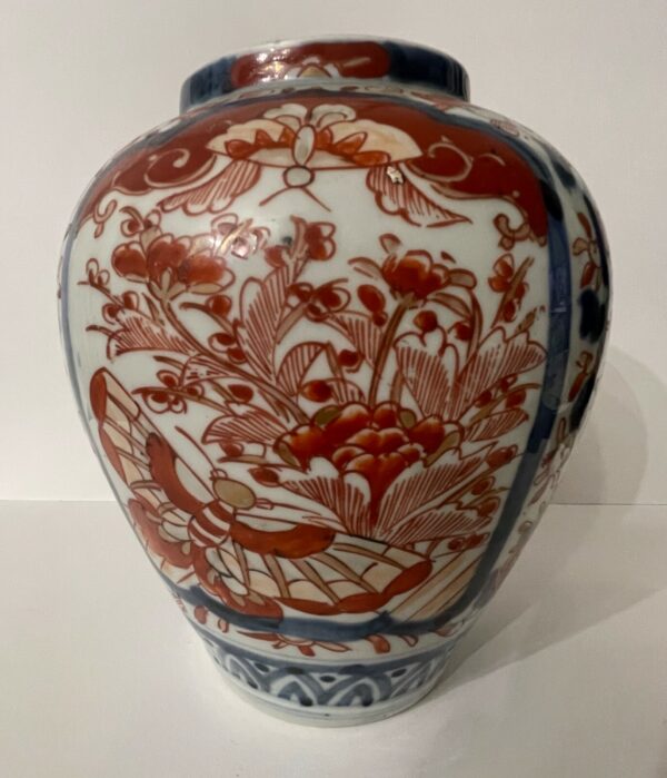 Vase en porcelaine Imari Japon décor de papillons papillon XIXe butterfly