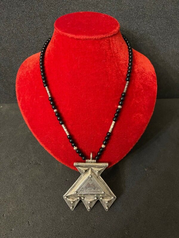 Collier Touareg ancienne grande Khomeissa Main de Fatima Sahara Niger XXe Tuareg