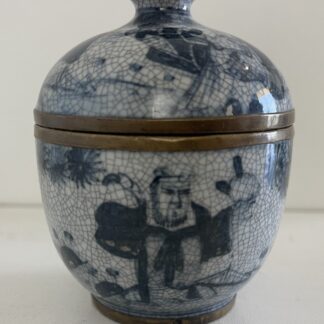 Pot couvert chinois dans le goût Jiaqing en porcelaine bleu et blanc craquelée avec décor de personnages et monture en laiton
