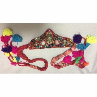 Parure de tête berbère du Maroc Anti Atlas en cuir ornée de perles rouges et multicolores et de monnaies.