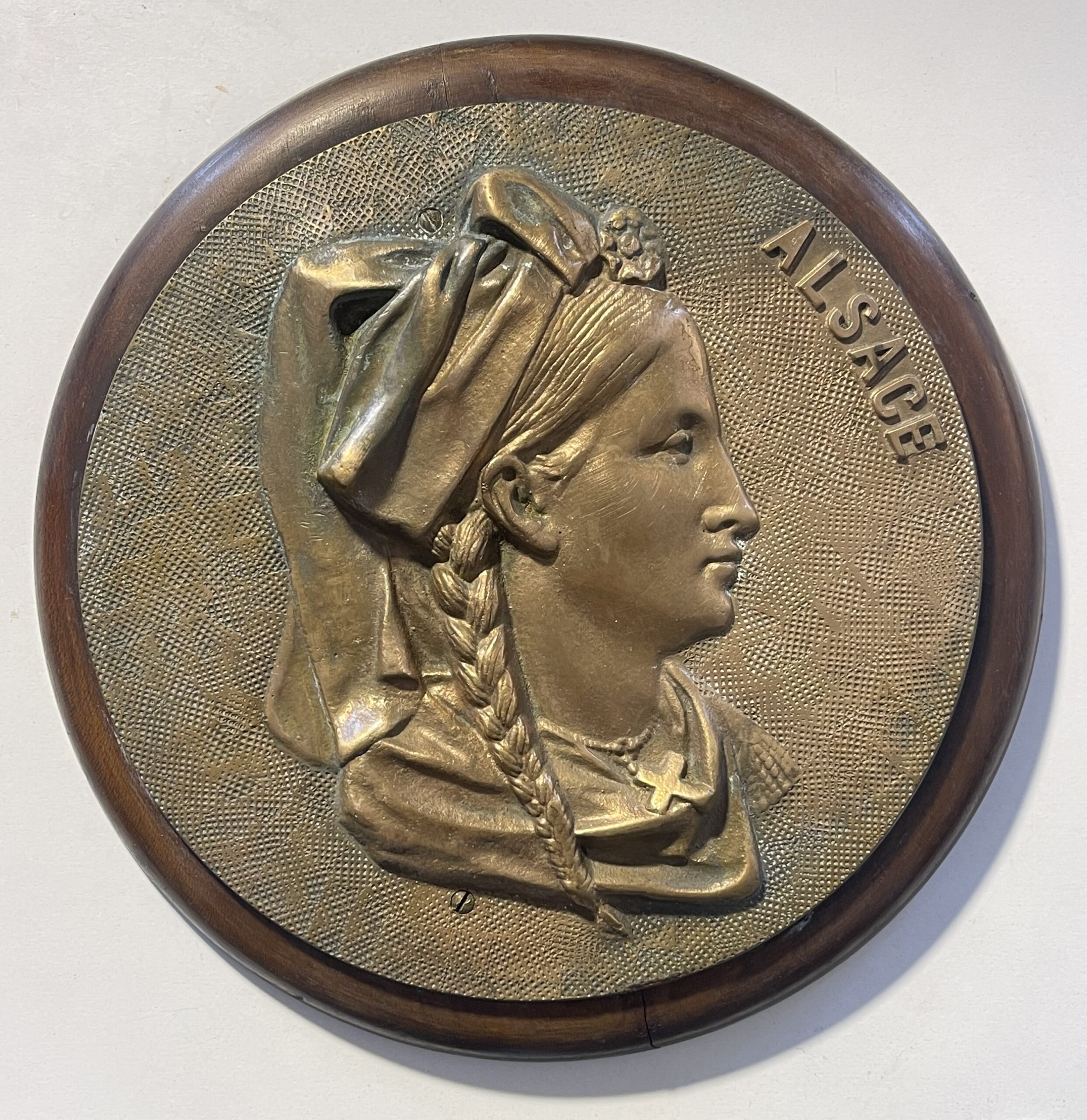 Alsace médaillon en bronze du XIXe siècle portrait féminin en coiffe traditionnelle d’après Jean-Louis Grégoire