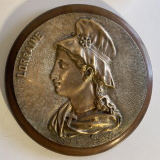 Médaillon ancien en bronze représentant la Lorraine avec une femme de profil en coiffe traditionnelle et une croix de Lorraine