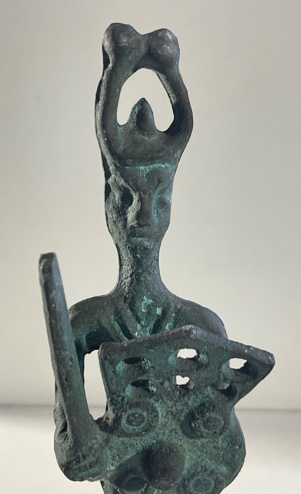 Sardinia Nuragic Warrior Bronze Sculpture on Wooden Base 20th Century Replica – Image 3